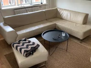 Cremefarvet læder chaiselong sofa med puf 