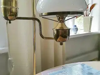 Studenterlampe i messing og opalglas