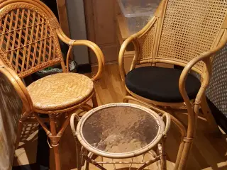 2 bambusstol med lille glasbord