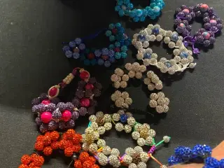 Smukke nye knyttede blomsterarmbånd