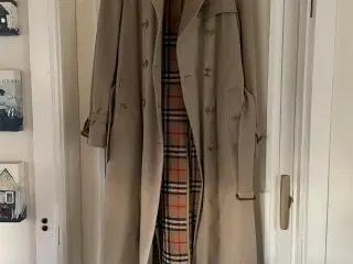 Burberry trenchcoat 