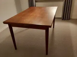Teaktræs spisebord m. hollandsk udtræk 