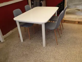 Spisebord og 4 stole