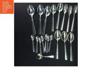 Sæt bestik i stål (str. 20 cm)