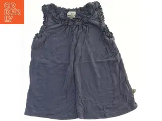 Ærmeløs kjole med flæser fra Pomp de Lux (str. 140)