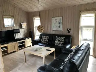 Charmerende og hyggeligt moderniseret sommerhus 350m fra dejlig sandstrand i Fjellerup