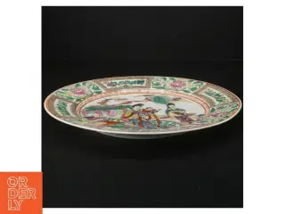 Kinesisk porcelænstallerken med dekorativt mønster (str. 26 cm)