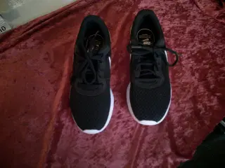 NIKE SNEAKERS.