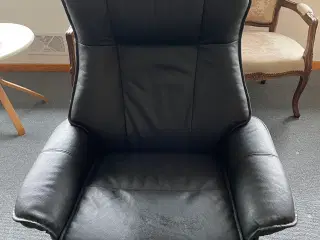  Fin Læder dreje/ligge stol med skammel