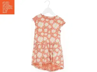 Børnekjole med blomstermønster fra Basic needs (str. 110)