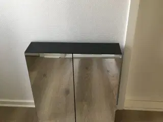 Badeværelsesskab med glaslåger