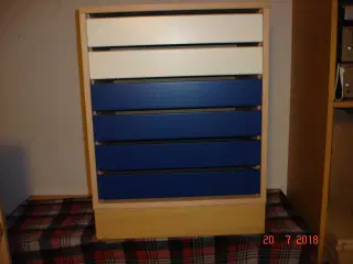 Skuffemøbel m. blå og hvide skuffer H: 68, B: 50,