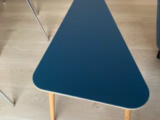 Trekantet blåt sofabord