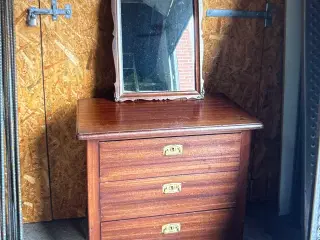 Flot kommode med 3 skuffer og spejl 