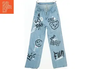 Jeans med grafisk print fra SHEIN  (str. 164)