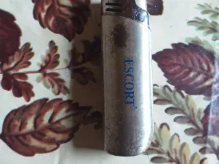 Lighter gas mærket Escort med masser af brugsspor
