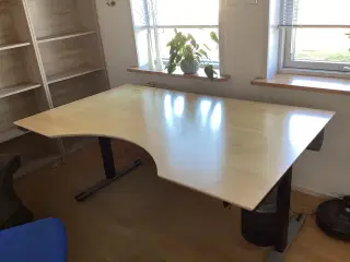 Et solidt stort hæve/ sænke kontor bord.