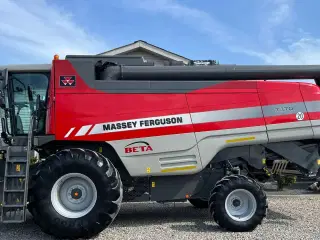 Massey Ferguson 7370 BETA. Gårdmaskine med kun 1080 motortimer. Med 22fod powerflov skærebord