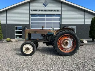 Fordson Major Motoren mangler, men mange god dele.