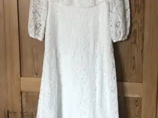 Lilly brudekjole med blonder og lange ærmer