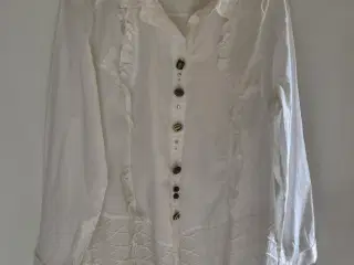 Elly skjorte med fine detaljer 