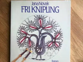 Fri Knipling  af Jana Novak