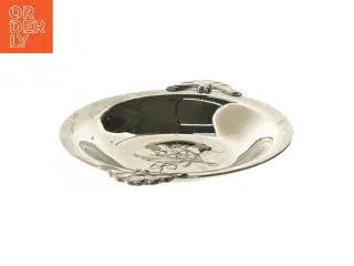 Sølvfarvet dekorationsfad med indgraveret blomsterdesign (str. Ø 20 cm)