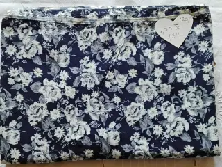 Blå stof med hvide blomster - 1,70m X 1,34m
