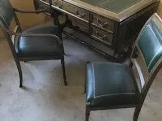 Engelsk skrivebord med stole