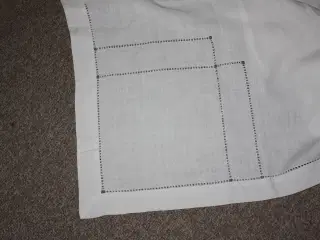 Broderet hør duge med hulmønster 216 cm x 133 cm