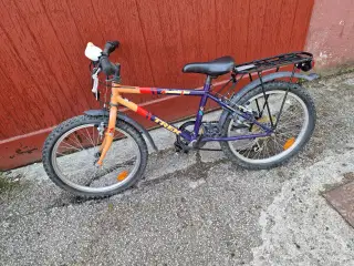 Drengecykel TREK MOUNTAIN LION TREK med 7gear