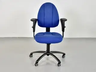 Savo kontorstol i blå med sorte armlæn