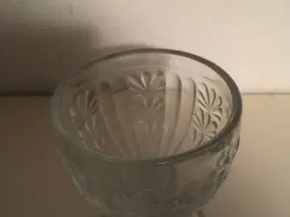 Sød lille glasskål på fod
