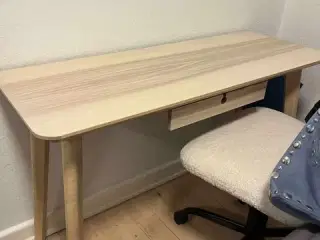 Skrivebord i asketræsfiner