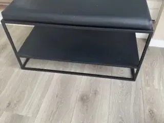 Bænk i sort pulverlakeret metal med sæde i kunstlæ