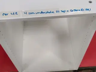 4 stk. usamlet underskabe H: 70,4 x B: 50 x D: 58,1 med 4 hylder