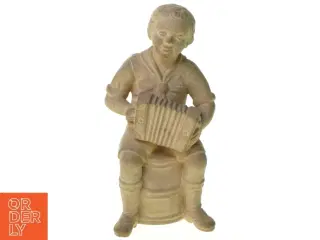 Figur af dreng der spiller harmonika (str. 17 x 7 cm)