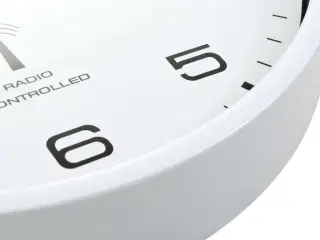 Radiostyret vægur med kvarts-urværk 31 cm hvid