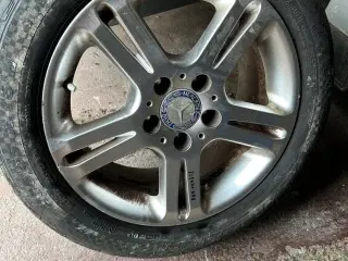 Mercedes fælge med slidte dæk