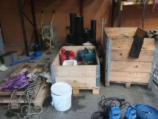 3 stk. paller med div. Pallerammer, værktøj, varelager m.m.