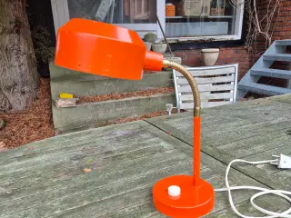 Orange bordlampe i svensk design