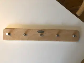 Knagerække i lyst træ