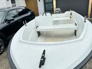 Styrepultsjolle inkl. motor og trailer