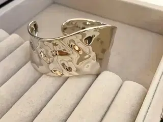 * Fed hammer-armring