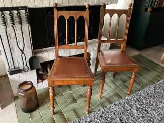 2  smukke antikke højryggede spisebordsstole