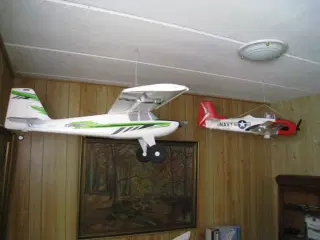 2 stk. fjernstyrede modelfly