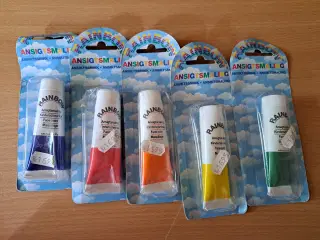 Ansigts maling der er de farver som ses på billede