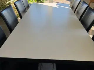Meget velholdt og flot spisebord 