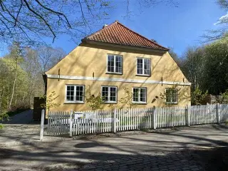 Gennemrenoveret hus centralt i Kgs. Lyngby – fire soveværelser og tre badeværelser