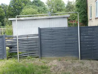 ældre tørrestativ i jernrør og med kroge bortgives